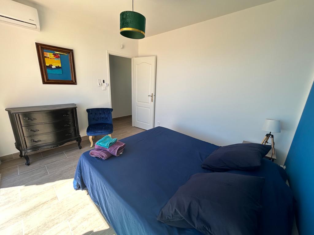 Zimmer 3 mit Bett 160 und großer Terrasse mit Meerblick