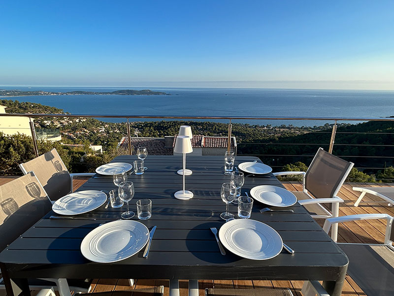 mesa en la terraza de la villa 180 con vistas ininterrumpidas al mar