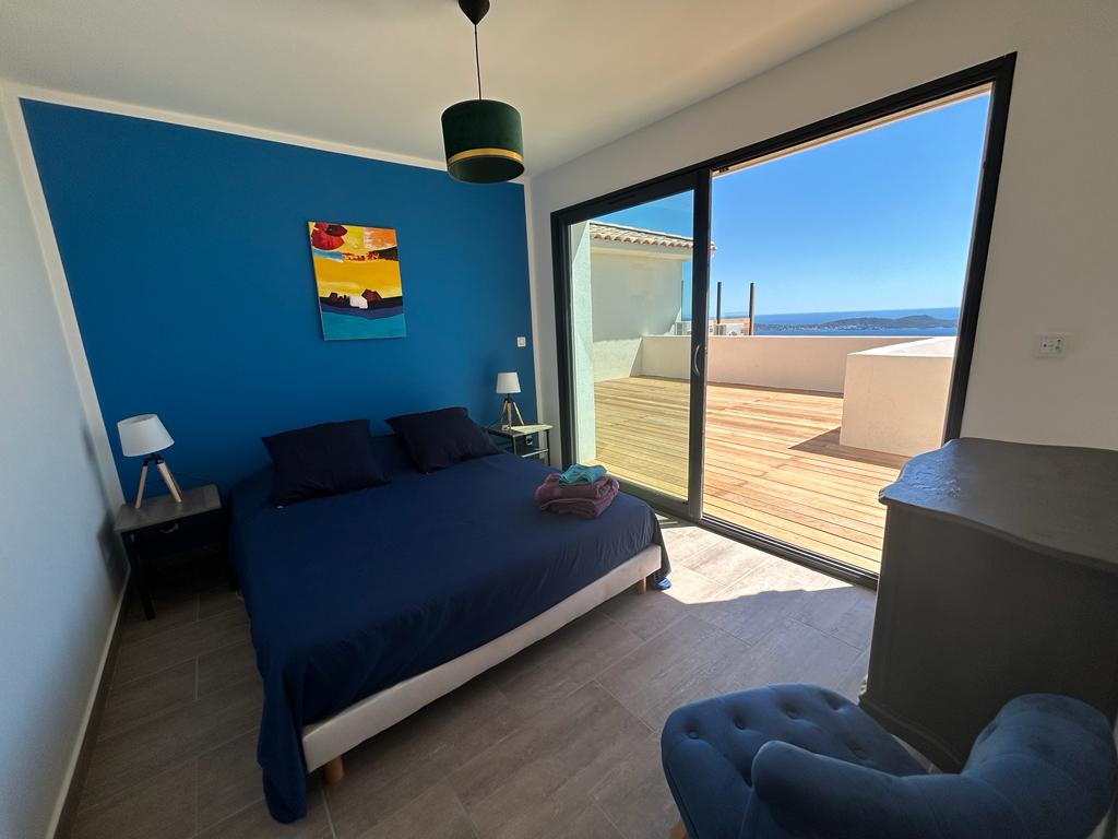 Slaapkamer 3 met bed van 160 cm en groot terras met uitzicht op zee