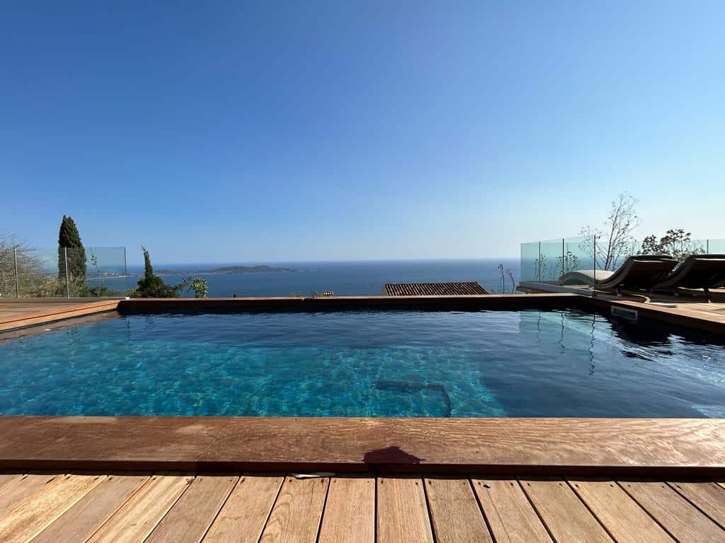 Blick auf den Pool und die Terrasse der Villa mit Meerblick La Californie