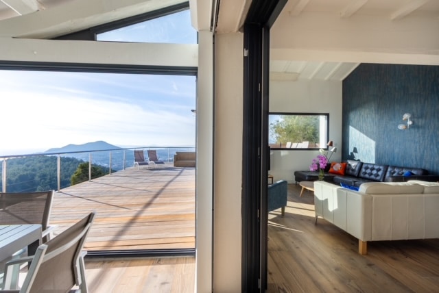 salón y veranda con vistas al mar en la villa 180 en la colina de La Californie en Carqueiranne