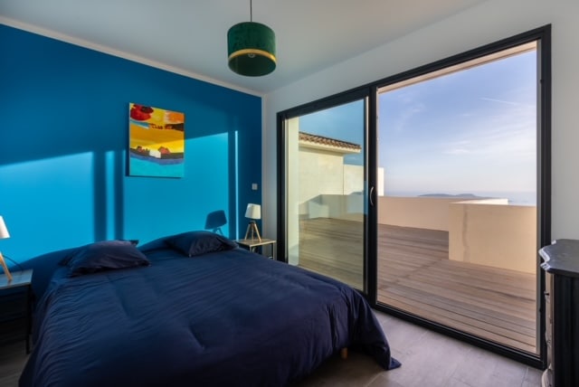 habitación doble con vistas al mar y a la piscina en villa 180 en la colina de La Californie en Carqueiranne frente a las iles d'ors