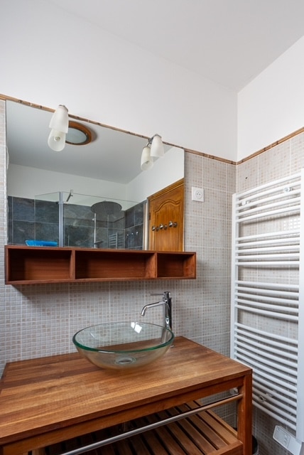 cuarto de ducha con vistas al mar en villa 180 en la colina de La Californie en Carqueiranne frente a las iles d'ors