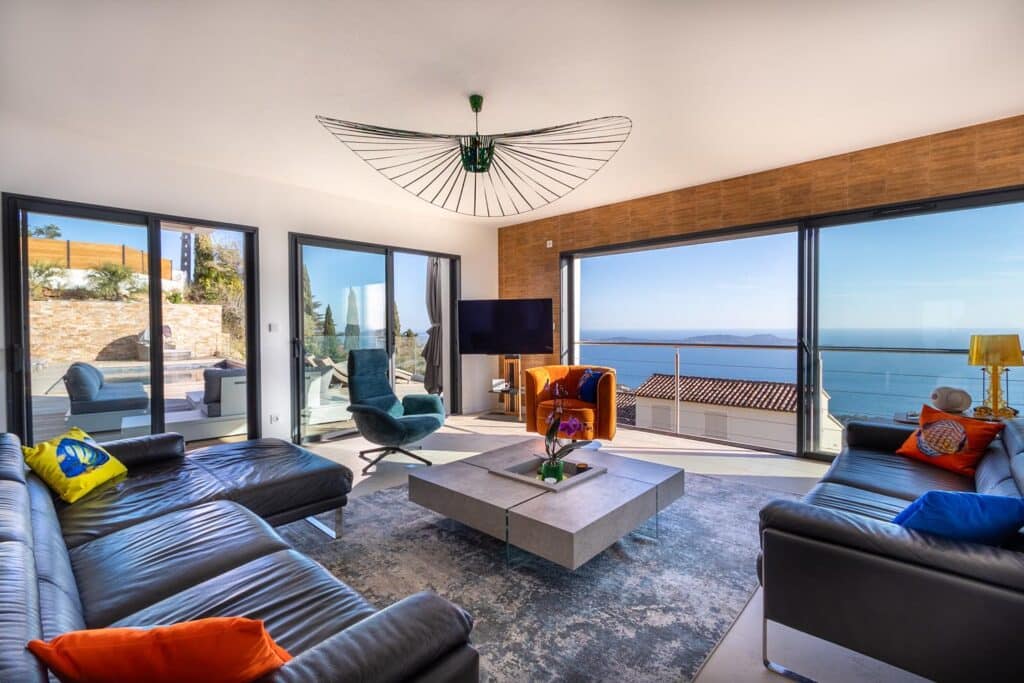 Woonkamer van villa La Californie met uitzicht op zee