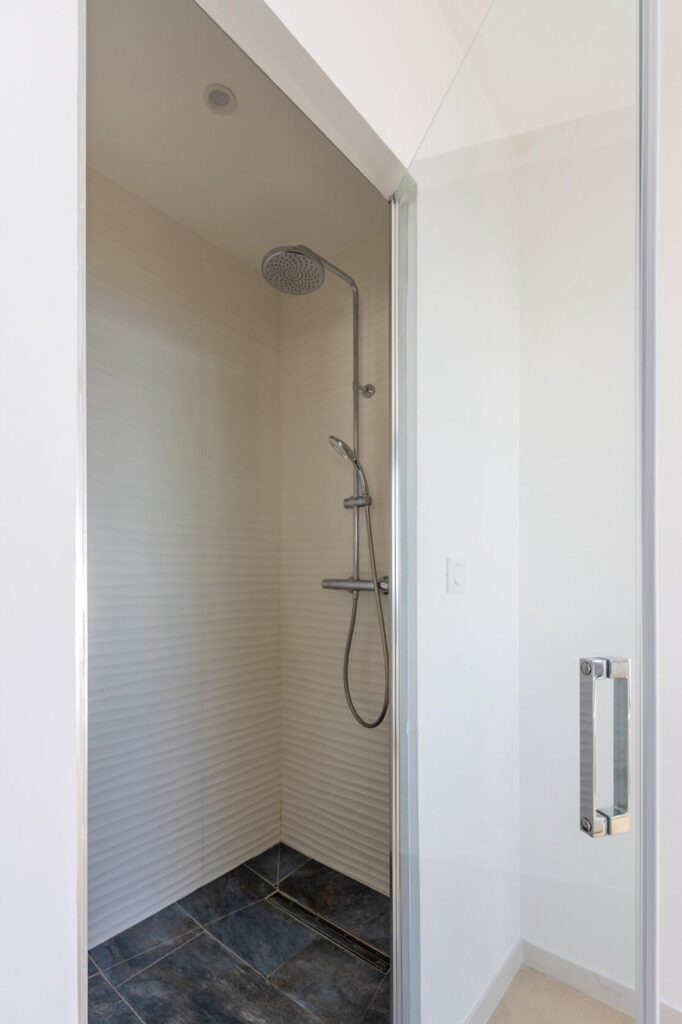 Badezimmer der Suite 1 in der Villa La Californie mit Meerblick