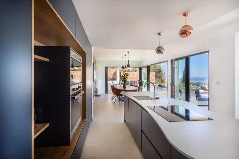 Keuken van villa La Californie met uitzicht op zee