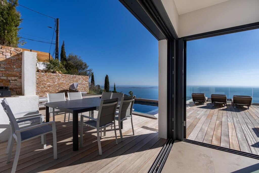 Vue mer de la villa La Californie avec vue sur piscine et table de repas extérieur