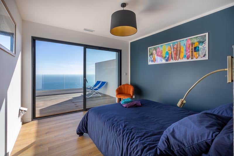 Bedroom 2 with a king-size bed (160cm) and sea view in the villa La Californie