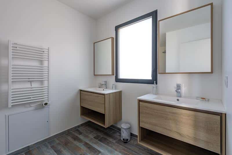 Badezimmer 2 mit zwei Waschbecken und einer großen begehbaren Dusche