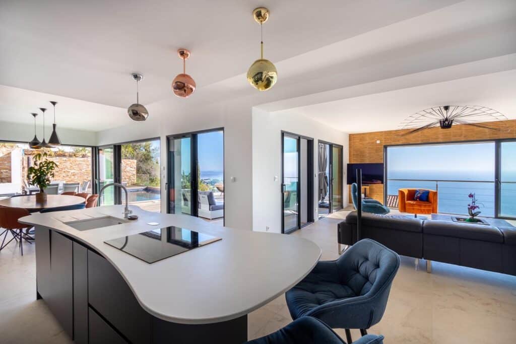 Woonkamer en keuken van de villa La Californie met uitzicht op zee