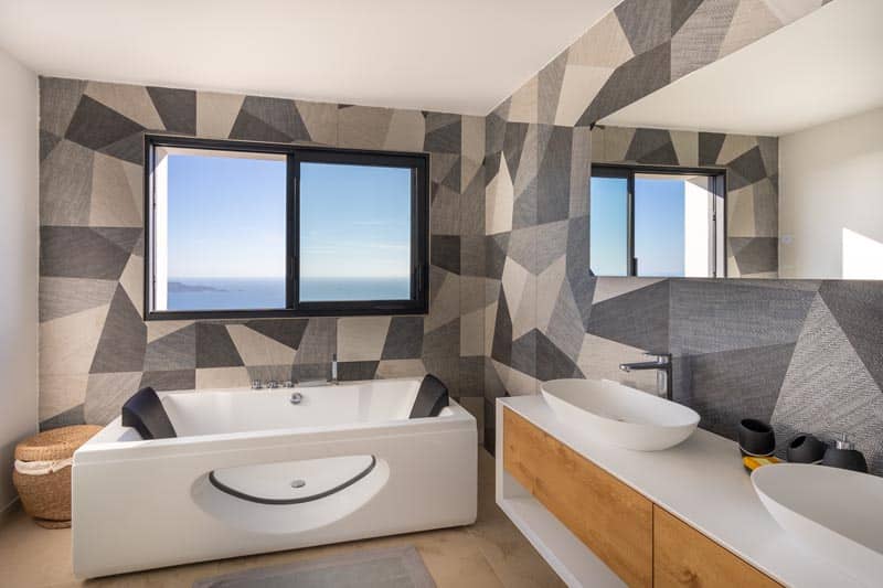 cuarto de baño en la suite 1 de la villa La Californie con vistas al mar