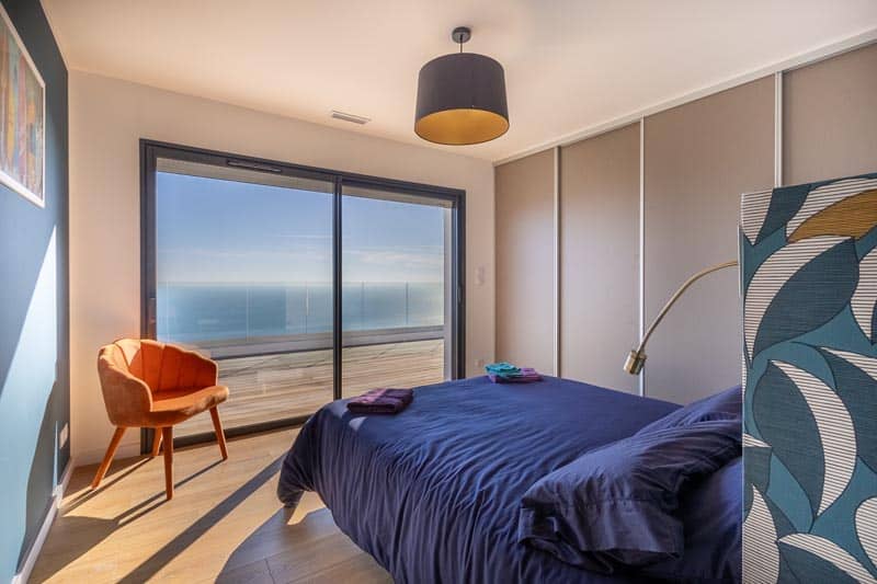 Slaapkamer 3 met tweepersoonsbed (160cm) en grote kledingkast, zeezicht vanuit villa La Californie