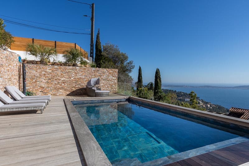 Zwembad in de villa met zeezicht op Californië