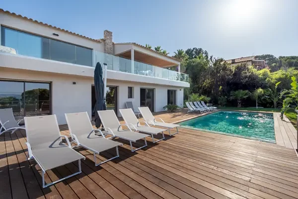 rent-a-luxury-villa-on-the-presqu-ile-of-giens-with-pool-and-terraces-accueil