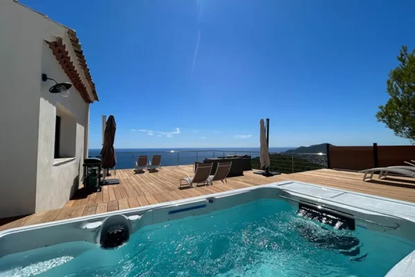 Villa rental in Carqueiranne with jacuzzi, sea view, close to the Golden Islands