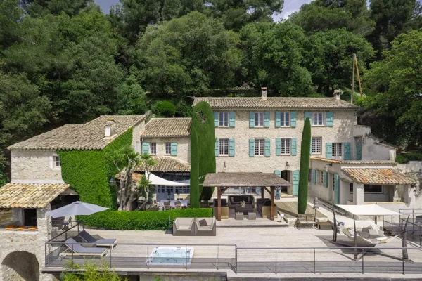 location-villa-luxe-saint-paul-de-vence-la-bergerie-vue-ensemble-04